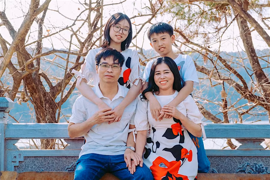 Nỗ lực vượt qua căn bệnh Still, em Phan Ngọc Cát Tường (đứng, bìa trái) trở thành niềm tự hào của gia đình khi cùng lúc trúng tuyển vào nhiều trường đại học. Ảnh: Mộc Trà