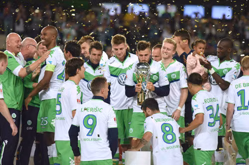 Các cầu thủ Wolfsburg giơ cao Siêu cúp Đức 2015 - Ảnh: Reuters