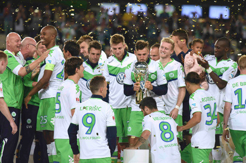Các cầu thủ Wolfsburg giơ cao Siêu cúp Đức 2015 - Ảnh: Reuters Các cầu thủ Wolfsburg giơ cao Siêu cúp Đức 2015 - Ảnh: Reuters