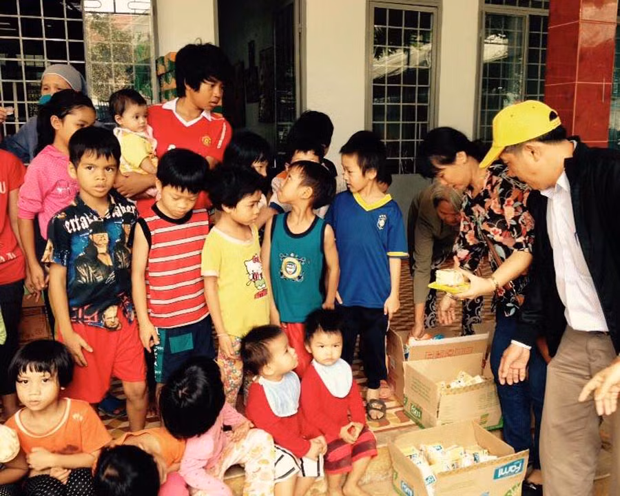 Tặng quà cho trẻ mồ côi tại Cô nhi viện Sao Mai. Ảnh: Hoài Trần Tặng quà cho trẻ mồ côi tại Cô nhi viện Sao Mai. Ảnh: Hoài Trần