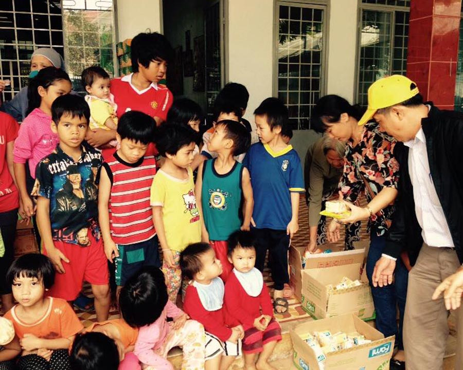 Tặng quà cho trẻ mồ côi tại Cô nhi viện Sao Mai. Ảnh: Hoài Trần Tặng quà cho trẻ mồ côi tại Cô nhi viện Sao Mai. Ảnh: Hoài Trần