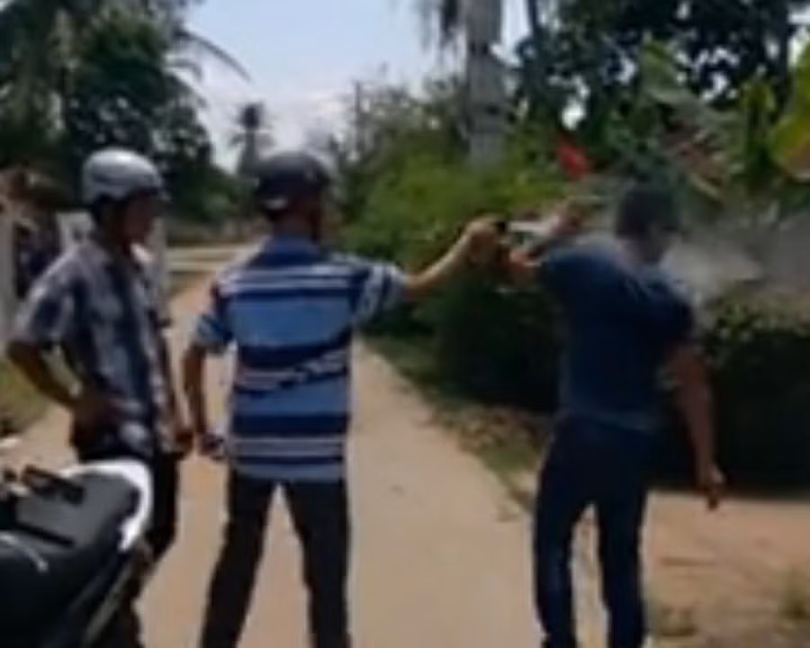 Ông Trung xịt hơi cay tới tấp vào người Phú (ảnh cắt từ clip)