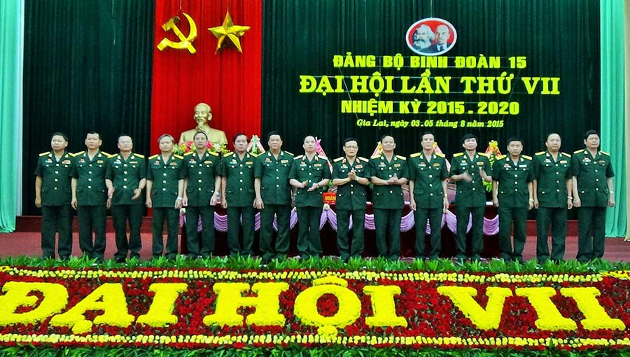 15 đồng chí vào Ban Chấp hành Đảng bộ Binh đoàn 15 lần thứ VII (nhiệm kỳ 2015-2020) ra mắt Đại hội. Ảnh: Trần Dung 