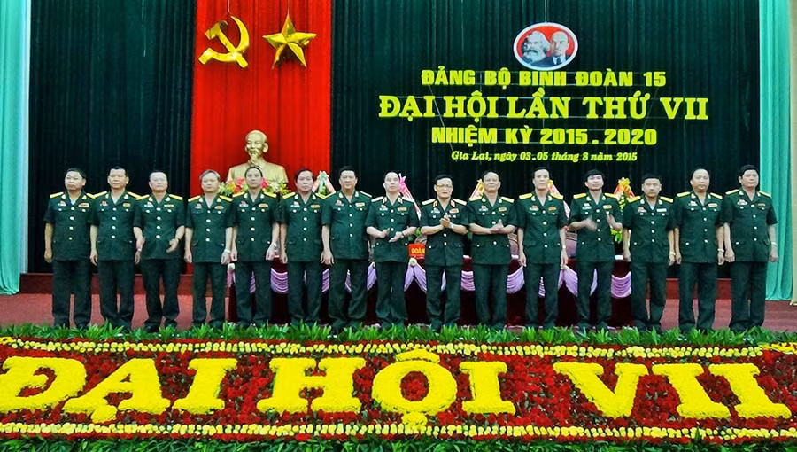 15 đồng chí vào Ban Chấp hành Đảng bộ Binh đoàn 15 lần thứ VII (nhiệm kỳ 2015-2020) ra mắt Đại hội. Ảnh: Trần Dung 