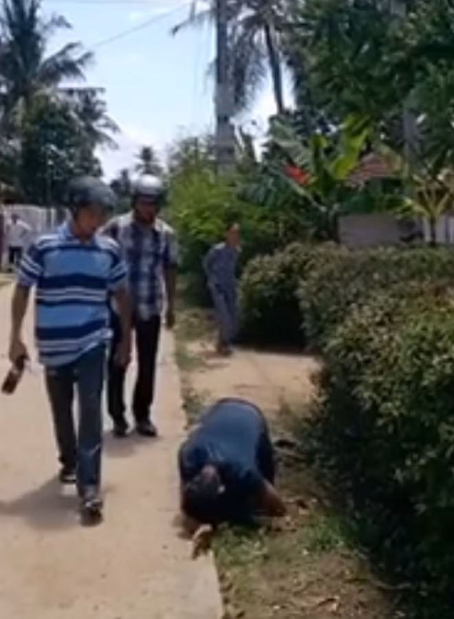 Lê Tiến Phú nằm gục xuống sau khi bị xịt hơi cay (ảnh cắt từ clip)
