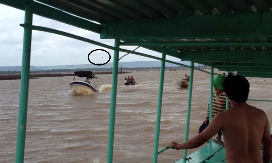  Các đối tượng khai thác thủy sản trái phép chống trả lại lực lượng chức năng bằng cách ném gạch đá, mái chèo và dao rựa… (hình cắt từ clip)