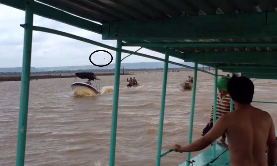  Các đối tượng khai thác thủy sản trái phép chống trả lại lực lượng chức năng bằng cách ném gạch đá, mái chèo và dao rựa… (hình cắt từ clip)