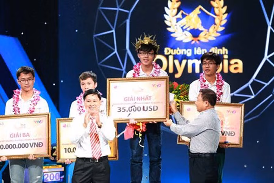 Văn Viết Đức nhận phần thưởng 35 ngàn USD từ nhà tài trợ để phục vụ chi phí cho chuyến du học Đại học tại Úc. Ảnh: Bùi Oanh