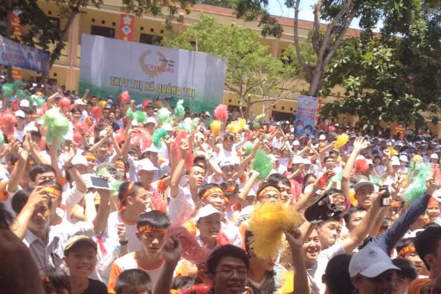 Cổ động viên cổ vũ cho Văn Viết Đức tại sân Trường THPT thị xã Quảng Trị. Ảnh: Bùi Oanh