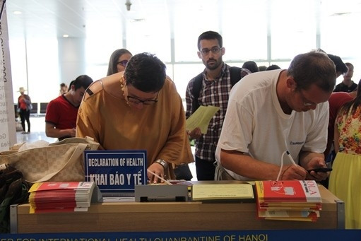  Hành khách đi về từ những vùng có dịch MERS nhập cảnh vào Việt Nam đều phải thực hiện khai báo y tế tại các cửa khẩu. 