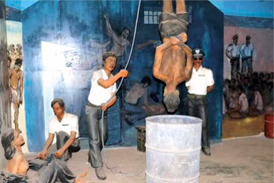 Mô hình chiến sĩ cách mạng bị địch tra tấn tại Nhà lao Pleiku. Mô hình chiến sĩ cách mạng bị địch tra tấn tại Nhà lao Pleiku