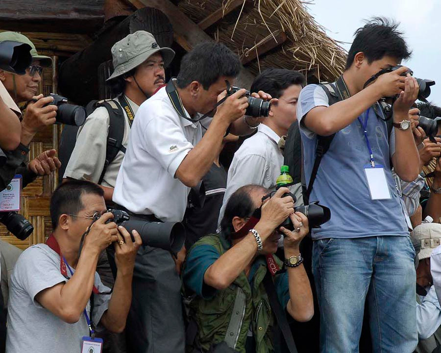 Các phóng viên tác nghiệp. Ảnh: Đức Thanh