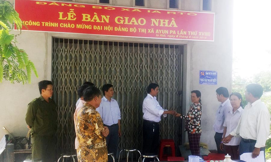  Chính quyền xã Ia Rtô (thị xã Ayun Pa) và bà con dân làng vui mừng trao nhà cho gia đình bà Trần Thị Mười. Ảnh: Nguyễn Giác