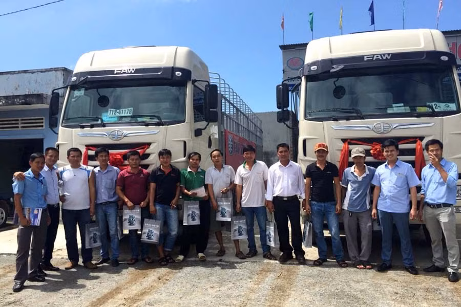 Khách hàng tới tham quan, chạy thử các sản phẩm xe tải FAW tại DNTN Thương mại Hùng Tuyến. Ảnh: Lê Hòa