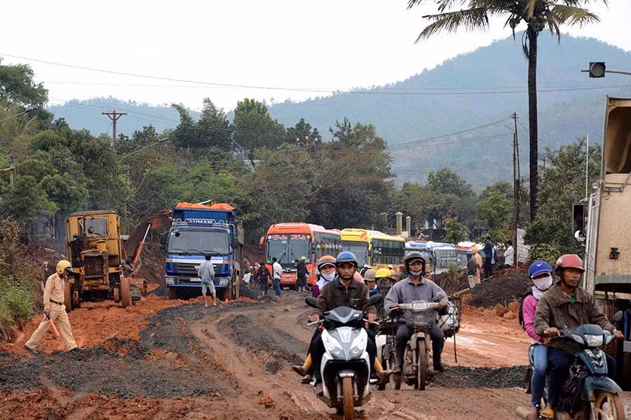 Đường Hồ Chí Minh đoạn qua huyện Chư Pah (Gia Lai) thường xuyên bị ùn tắc giao thông. Ảnh: Minh Triều