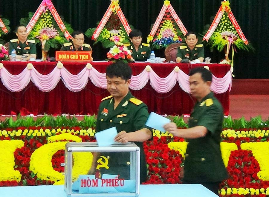 Đại biểu trực tiếp bỏ phiếu bầu Ban Chấp hành Đảng bộ Binh đoàn 15 (nhiệm kỳ 2015-2020). Ảnh: Trần Dung