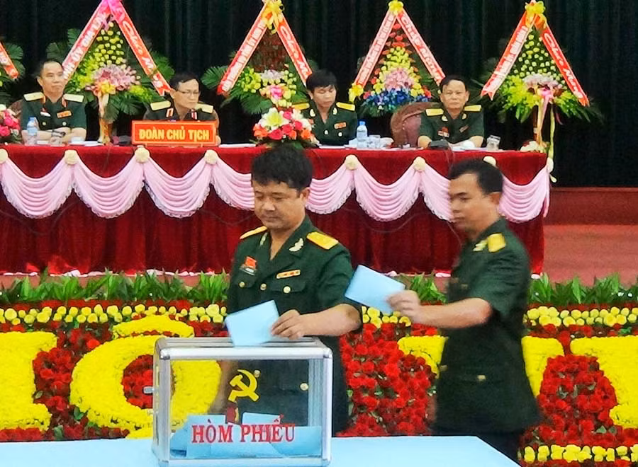 Đại biểu trực tiếp bỏ phiếu bầu Ban Chấp hành Đảng bộ Binh đoàn 15 (nhiệm kỳ 2015-2020). Ảnh: Trần Dung