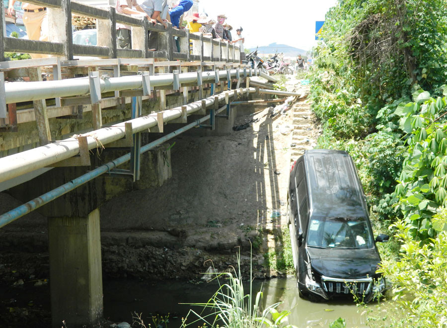 Hiện trường xe ô tô nằm gọn dưới cầu. Ảnh: Văn Tố Hiện trường xe ô tô nằm gọn dưới cầu. Ảnh: Văn Tố