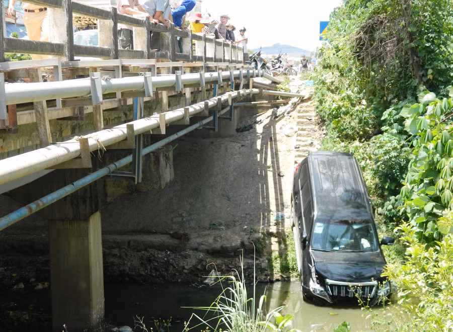 Hiện trường xe ô tô nằm gọn dưới cầu. Ảnh: Văn Tố