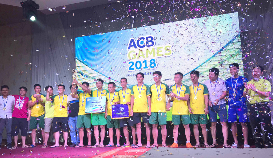  Đội tuyển bóng đá nam Ngân hàng ACB chi nhánh Gia Lai đoạt Cúp vô địch. Ảnh: Minh Vỹ