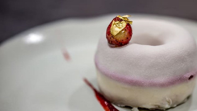  Vàng được cho vào món ăn dưới dạng lá, vẩy và bụi vàng, không có hương vị gì mà là tượng trưng của sự xa xỉ.