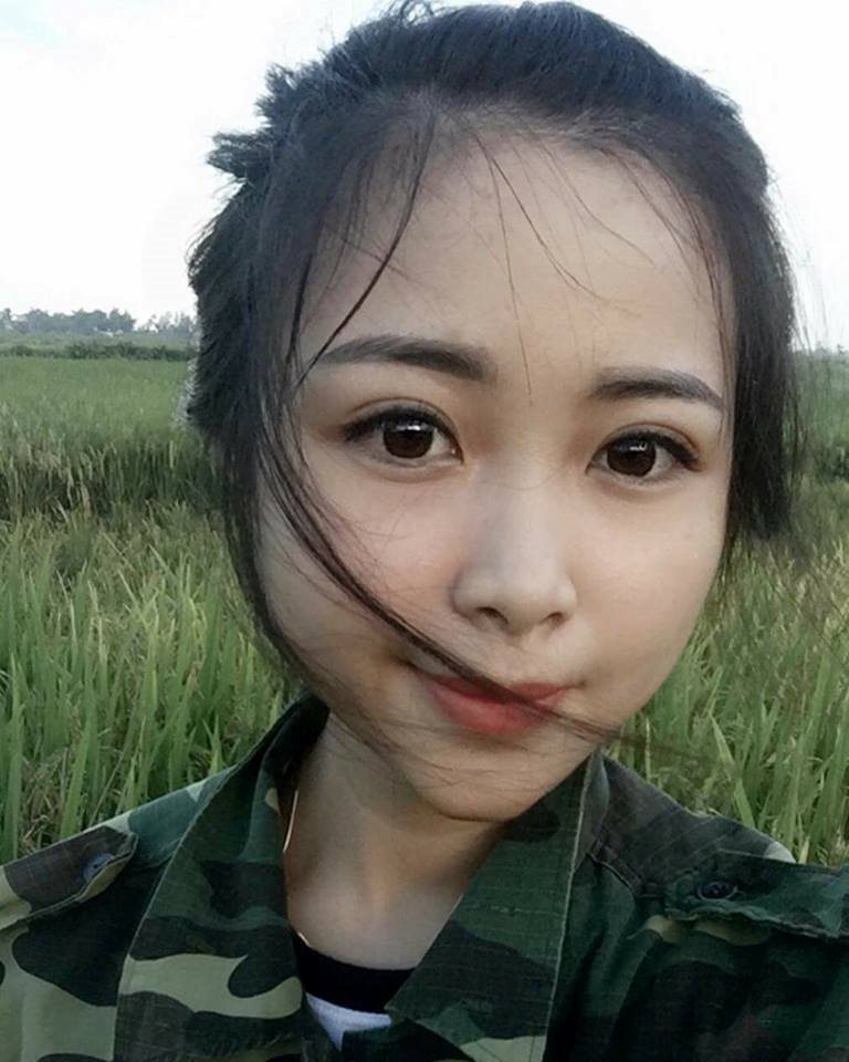 Linh nhật thu hút người đối diện bởi nét mặt thanh tú có phần “búp bê”.