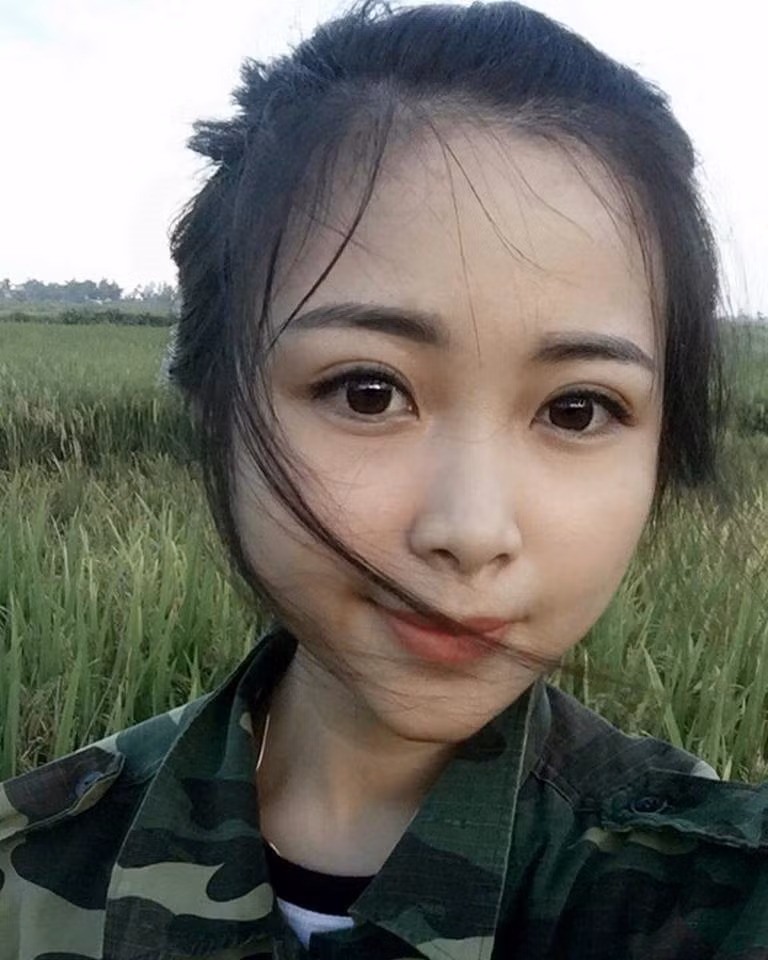 Linh nhật thu hút người đối diện bởi nét mặt thanh tú có phần “búp bê”.