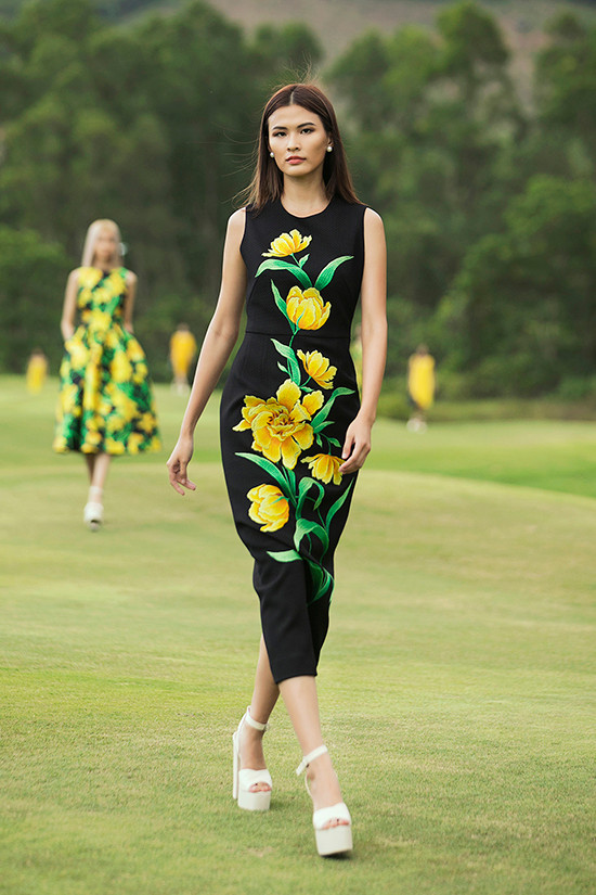  Khung cảnh núi đồi hùng vĩ, mảng cây cối xanh tươi, không khí trong lành của Lăng Cô tạo nên chất xúc tác cho show diễn lần này.