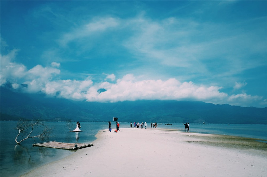 Con đường “ngăn đôi dòng nước” tại đầm Lập An.