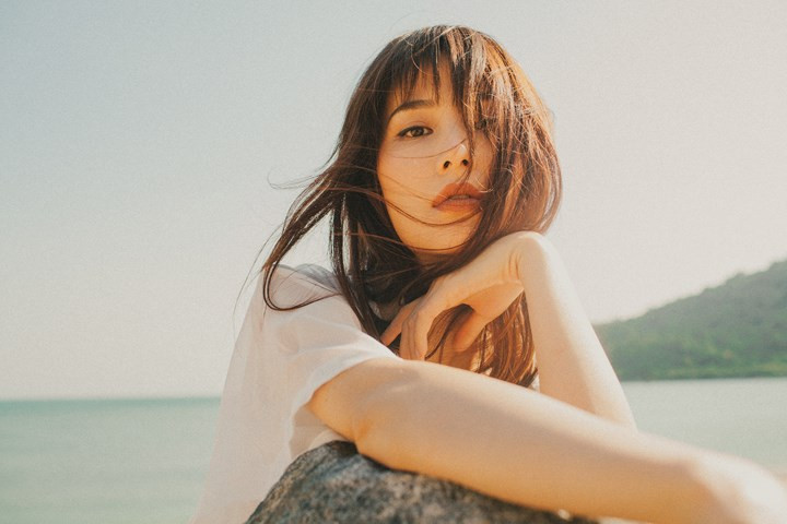 Ở nhiều góc máy, người xem ảnh gần như nhìn ngắm được trọn vẹn ba vòng nóng bỏng của người đẹp. Ở nhiều góc máy, người xem ảnh gần như nhìn ngắm được trọn vẹn ba vòng nóng bỏng của người đẹp.