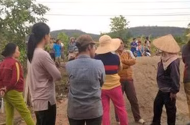  Người dân theo dõi tại hiện trường. 