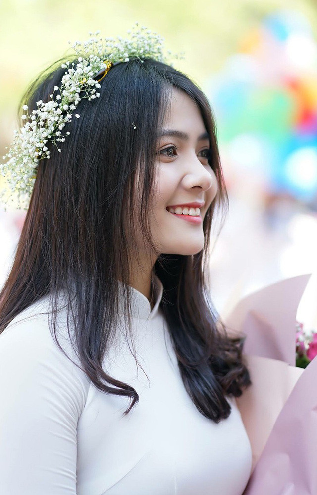 Nụ cười tỏa nắng của Dương Thu Giang.  Nụ cười tỏa nắng của Dương Thu Giang.