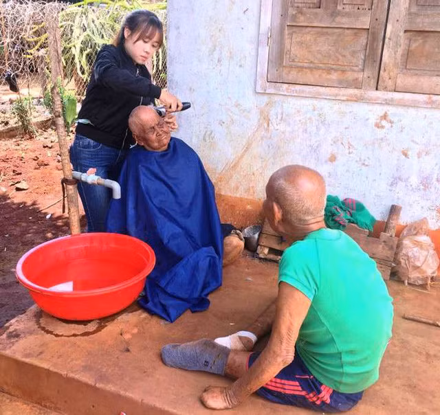 Tuy tay nghề còn non, nhưng với lòng nhiệt huyết của sức trẻ, bạn Phụng đã đến với làng bệnh phong để cắt tóc miễn phí cho bà con nơi đây