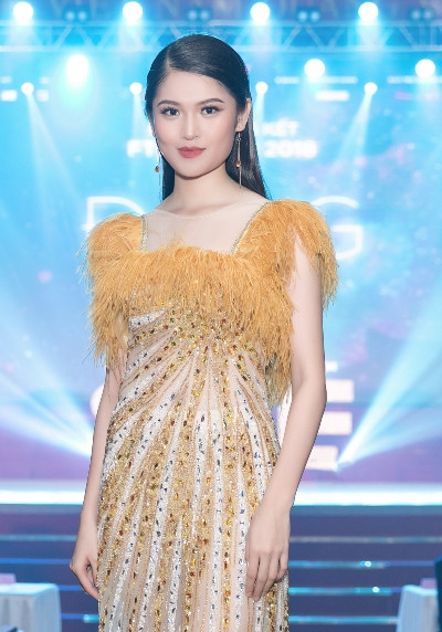 Thùy Dung diện váy dạ hội lấy cảm hứng từ mặt trời của nhà thiết kế Lê Thanh Hòa. Danh hiệu Hoa khôi Ngoại thương 2016 giúp cô tự tin hơn khi bước tiếp vào cuộc thi Hoa hậu Việt Nam 2016 và giành giải Á hậu 2.