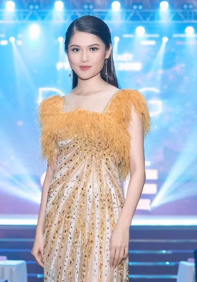 Thùy Dung diện váy dạ hội lấy cảm hứng từ mặt trời của nhà thiết kế Lê Thanh Hòa. Danh hiệu Hoa khôi Ngoại thương 2016 giúp cô tự tin hơn khi bước tiếp vào cuộc thi Hoa hậu Việt Nam 2016 và giành giải Á hậu 2.