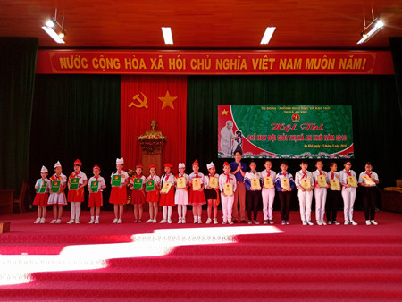 Ban tổ chức trao giấy chứng nhận cho thí sinh đạt danh hiệu Chỉ huy Đội giỏi thị xã An Khê năm 2018. Ảnh: N.M
