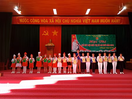 Ban tổ chức trao giấy chứng nhận cho thí sinh đạt danh hiệu Chỉ huy Đội giỏi thị xã An Khê năm 2018. Ảnh: N.M