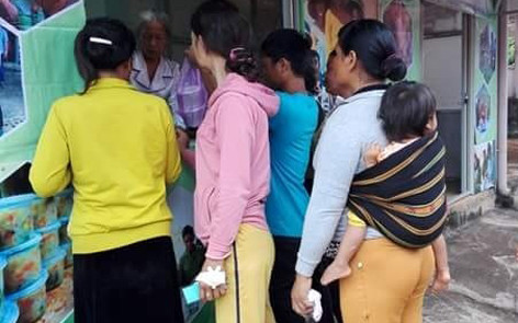 Phát cơm cho bệnh nhân tại Trung tâm Y tế huyện Đức Cơ. Ảnh: N.S Phát cơm cho bệnh nhân tại Trung tâm Y tế huyện Đức Cơ. Ảnh: N.S