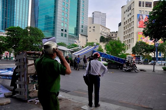  Lực lượng chức năng tại hiện trường. 