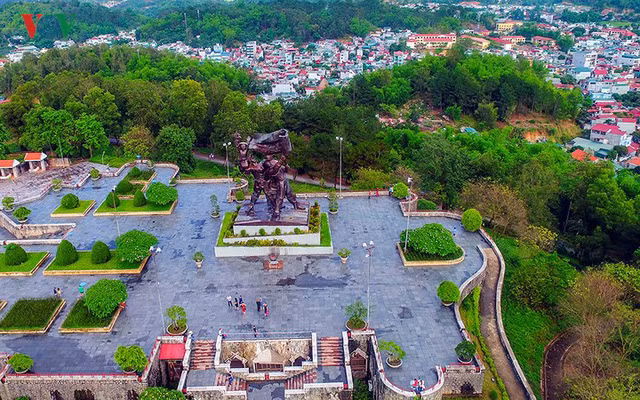 Tượng đài Chiến thắng Điện Biên Phủ được đặt trên đồi D của trung tâm thành phố Điện Biên Phủ để mãi mãi vinh danh chiến thắng vĩ đại “lừng lẫy năm châu, chấn động địa cầu”.