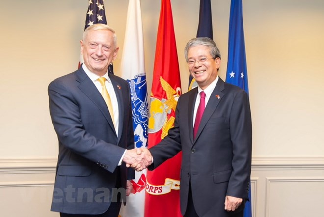  Đại sứ Phạm Quang Vinh và Bộ trưởng Quốc phòng James Mattis. (Ảnh: Đoàn Hùng/Vietnam+)