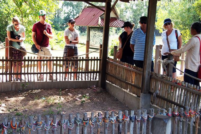 Nhiều du khách phương Tây tham quan Cánh đồng chết. Nhiều du khách phương Tây tham quan Cánh đồng chết.