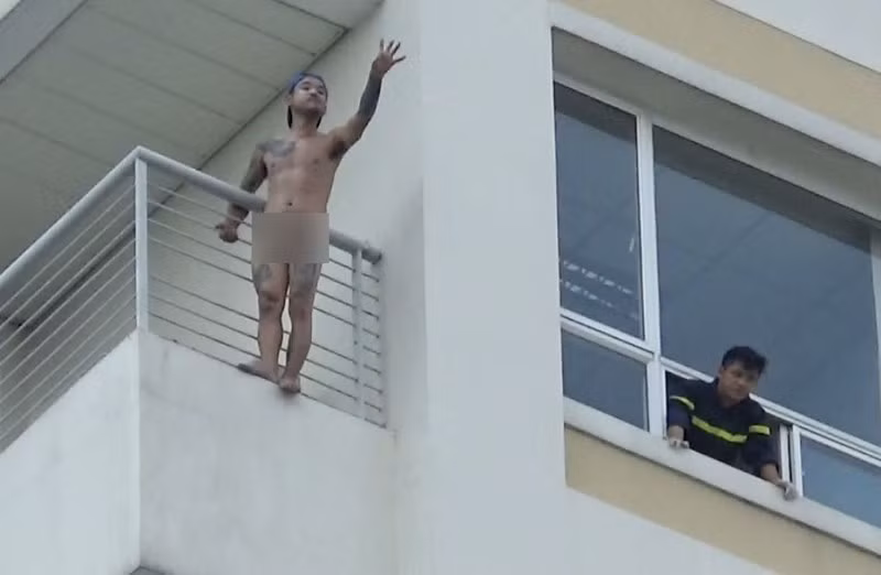 Nam thanh niên đứng ngoài lan can của lầu 10 BV đa khoa Đồng Nai.