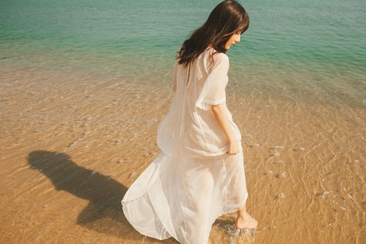 Giữa cái nắng chói gắt tháng 5, Diễm My tôn đường cong cơ thể với phom dáng mềm mại, suôn nhẹ của những bộ váy. Giữa cái nắng chói gắt tháng 5, Diễm My tôn đường cong cơ thể với phom dáng mềm mại, suôn nhẹ của những bộ váy.