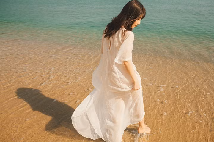 Giữa cái nắng chói gắt tháng 5, Diễm My tôn đường cong cơ thể với phom dáng mềm mại, suôn nhẹ của những bộ váy. 