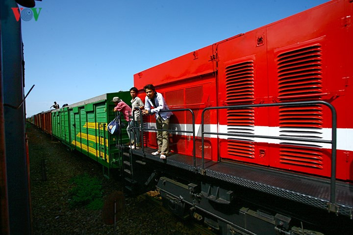  Một đoàn tàu hàng đang chờ tránh tàu Thống Nhất ở ga Hải Vân Bắc.