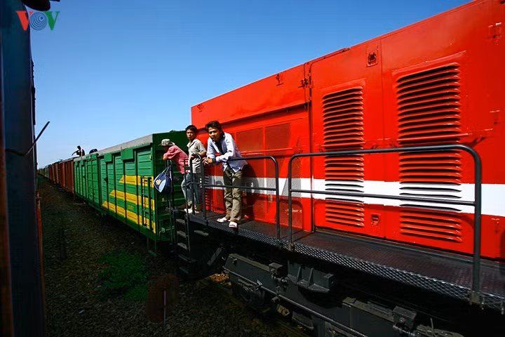  Một đoàn tàu hàng đang chờ tránh tàu Thống Nhất ở ga Hải Vân Bắc.