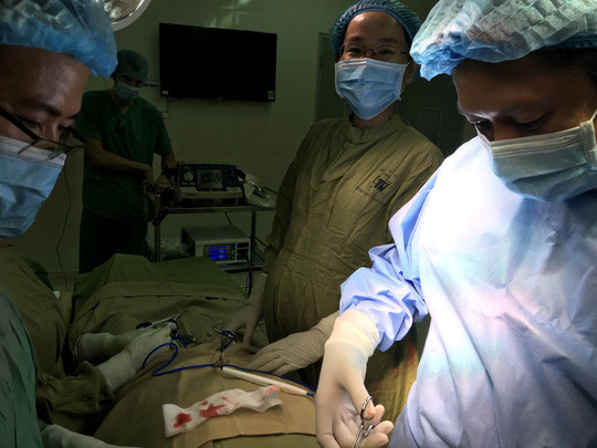 BS Nguyễn Văn Nam cùng ê-kíp của Khoa Tim mạch- Lồng ngực Bệnh viện Thống Nhất mổ cho bệnh nhân BS Nguyễn Văn Nam cùng ê-kíp của Khoa Tim mạch- Lồng ngực Bệnh viện Thống Nhất mổ cho bệnh nhân
