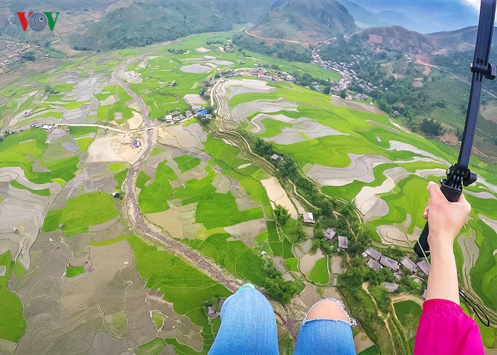 Mùa nước đổ trên ruộng bậc thang Mù Cang Chải kéo dài từ tháng 5 đến hết tháng 6, chào đón du khách tới bay dù lượn ngắm nhìn.