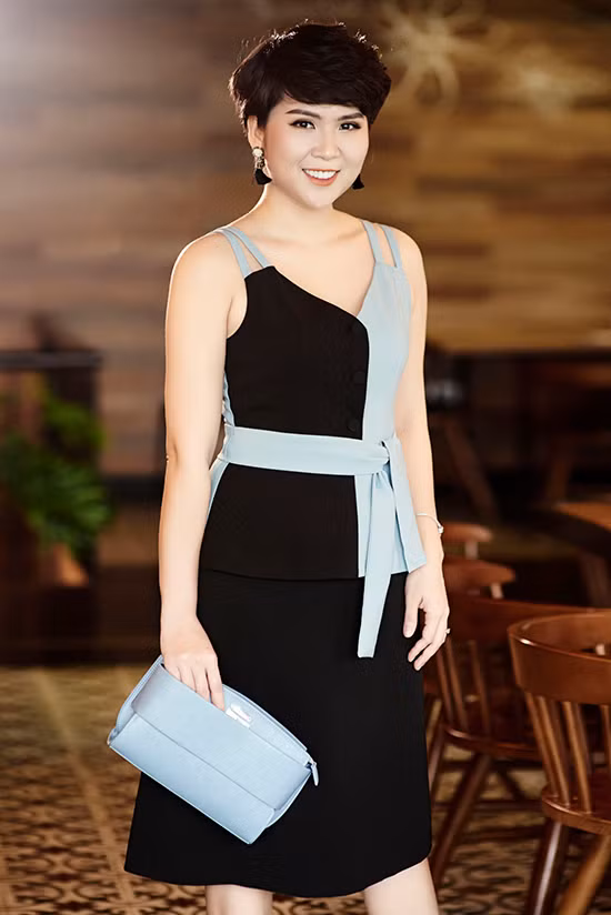 Mong muốn xây dựng hình ảnh cô gái thời trang năng động, tràn đầy sức sống, hai NTK Hà Minh Phúc - Ly Eva giới thiệu bộ sưu tập Xuân hè với những nét chấm phá nhẹ nhàng mà cuốn hút.